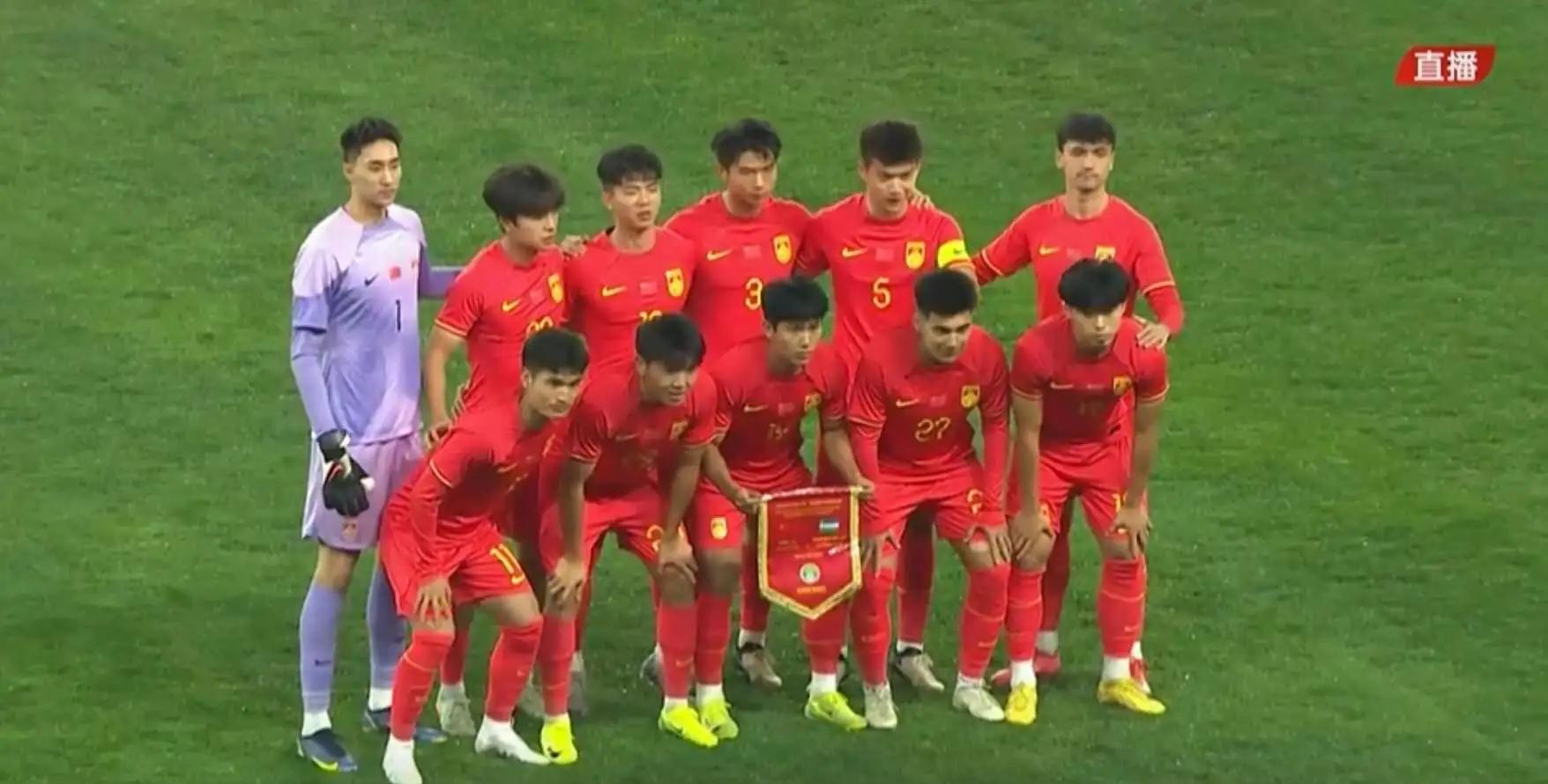 塔吉克斯坦男篮在对阵乌兹别克队时拼尽全力 塔吉克斯坦男篮在对阵乌兹别克队时拼尽全力