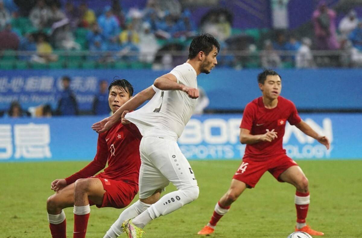 塔吉克斯坦男篮在对阵乌兹别克队时拼尽全力 塔吉克斯坦男篮在对阵乌兹别克队时拼尽全力