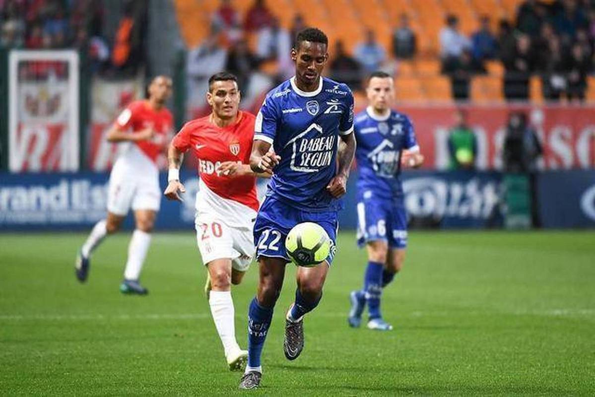 亚眠队赢得关键胜利,保级前景有望 亚眠队赢得关键胜利,保级前景有望