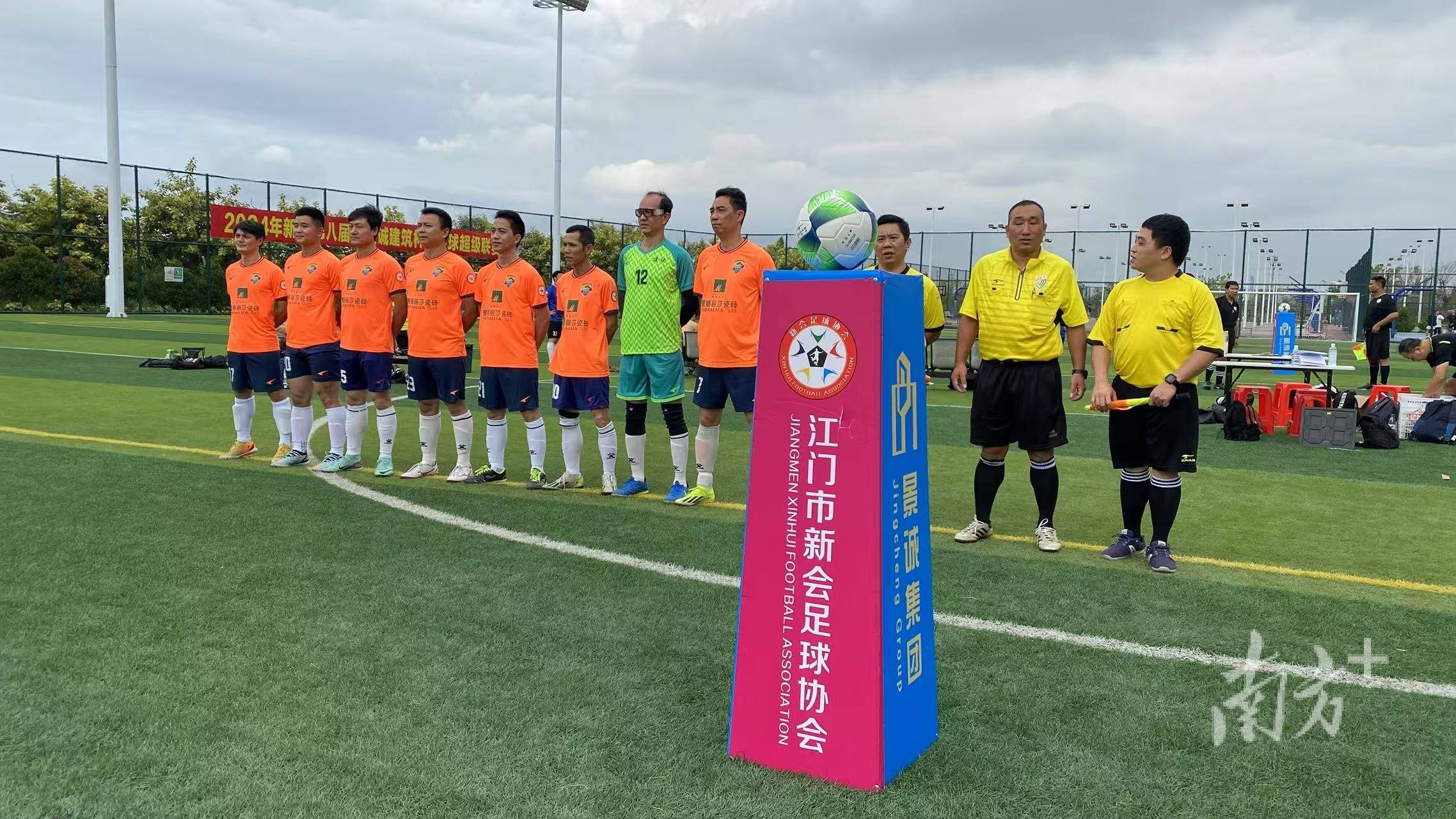 国内职业足球联赛在各队间展开激烈角逐！