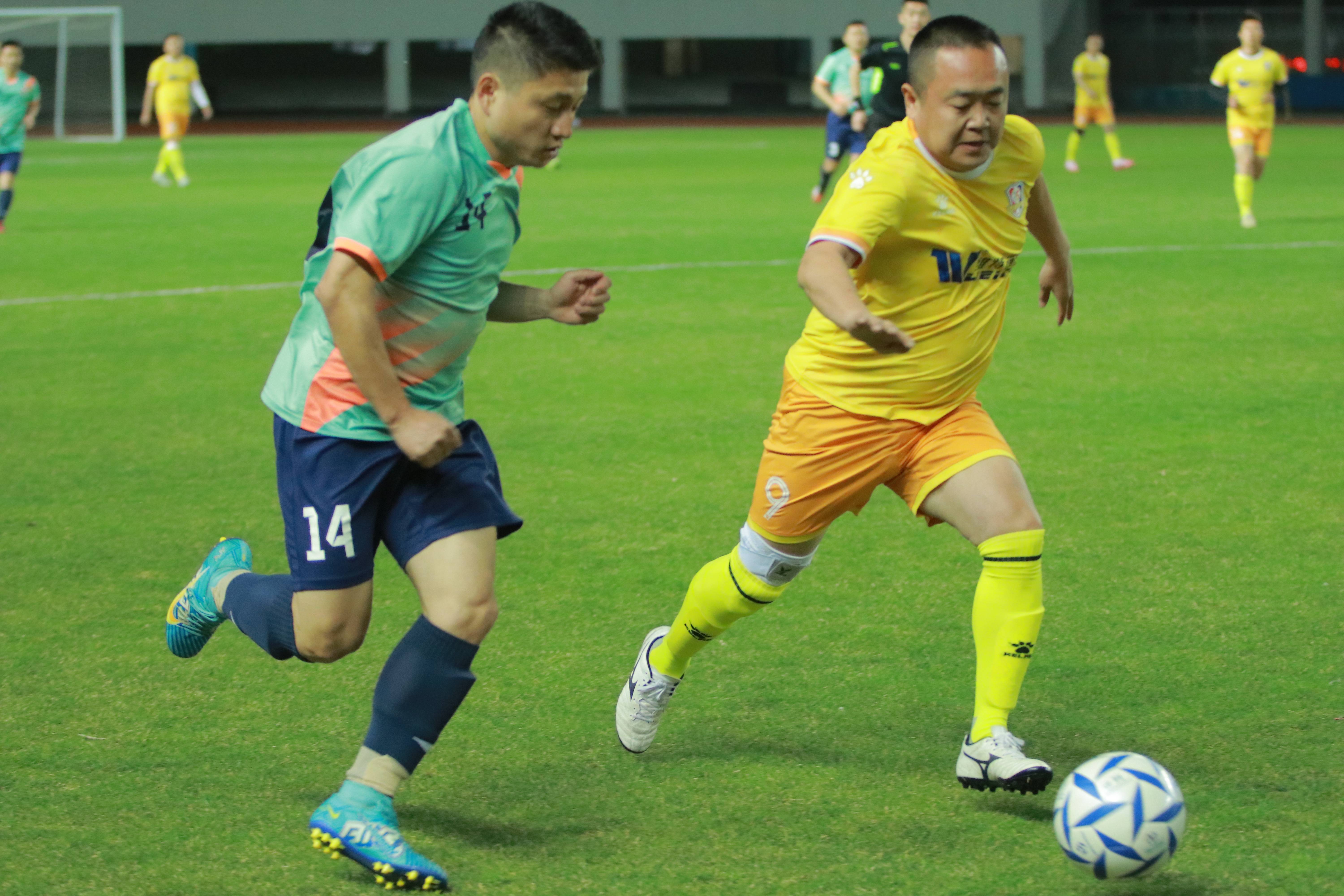 国内职业足球联赛在各队间展开激烈角逐！