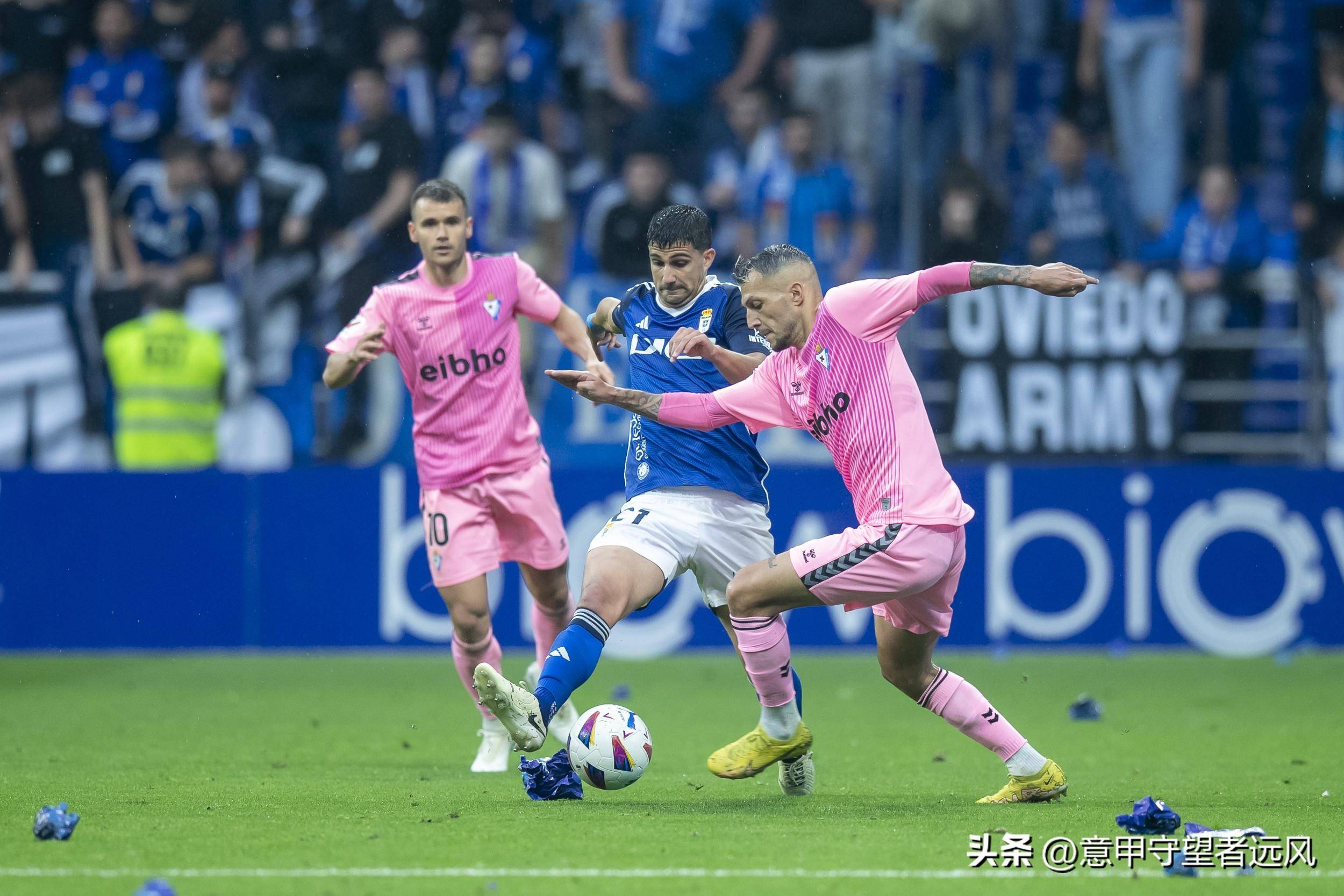 埃瓦尔球员庆祝进球，表现得心无二