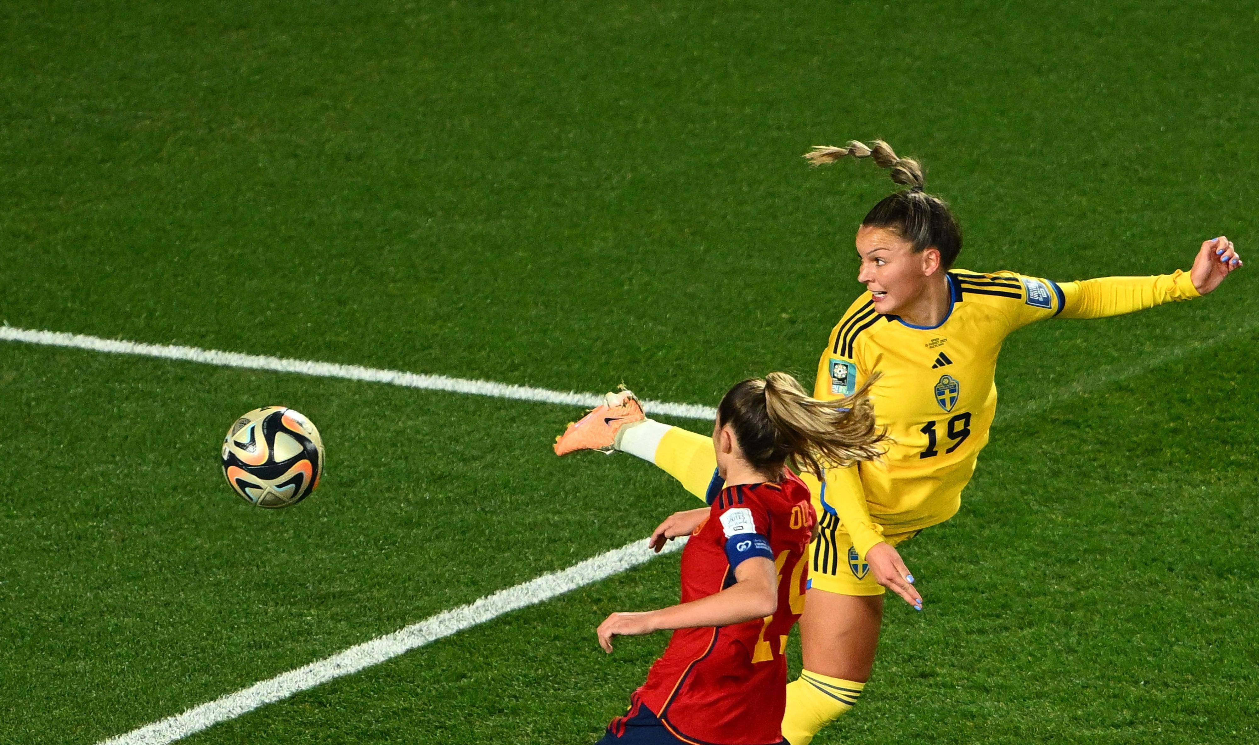 足球比赛中,女选手们技艺精湛 足球比赛中,女选手们技艺精湛