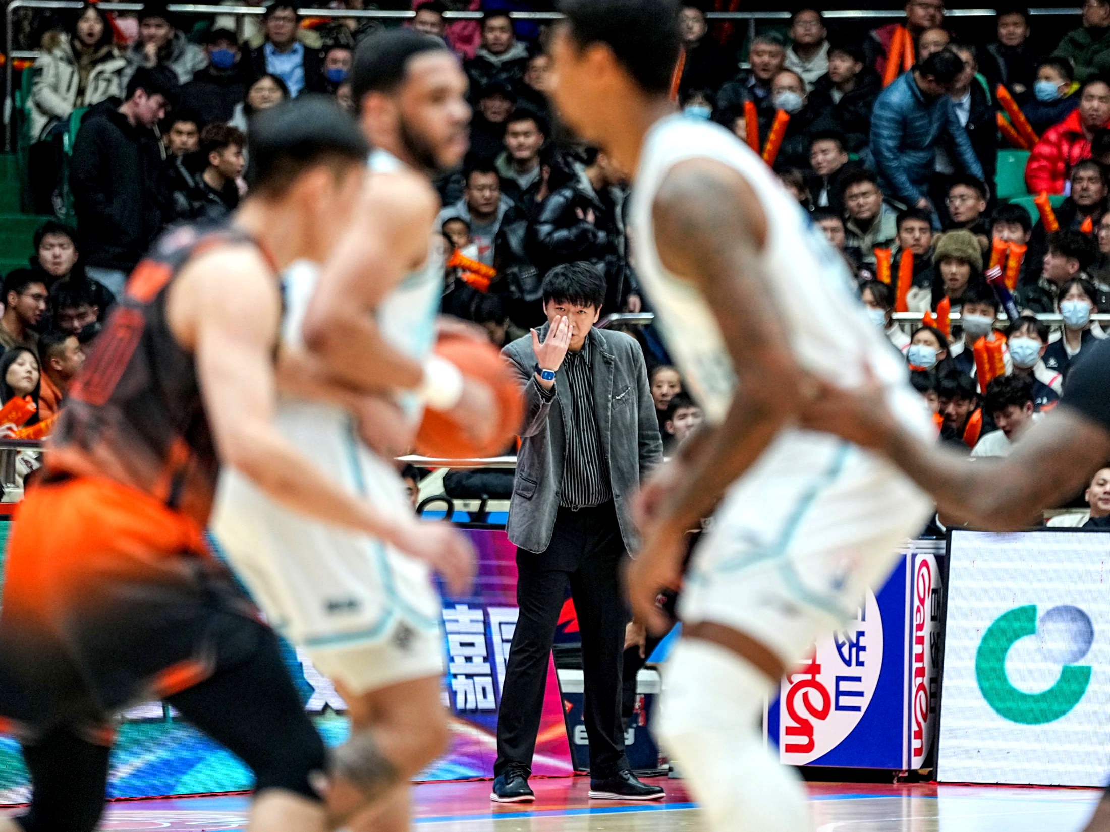 包含明星球员因伤退出重要比赛，队伍面临考验的词条