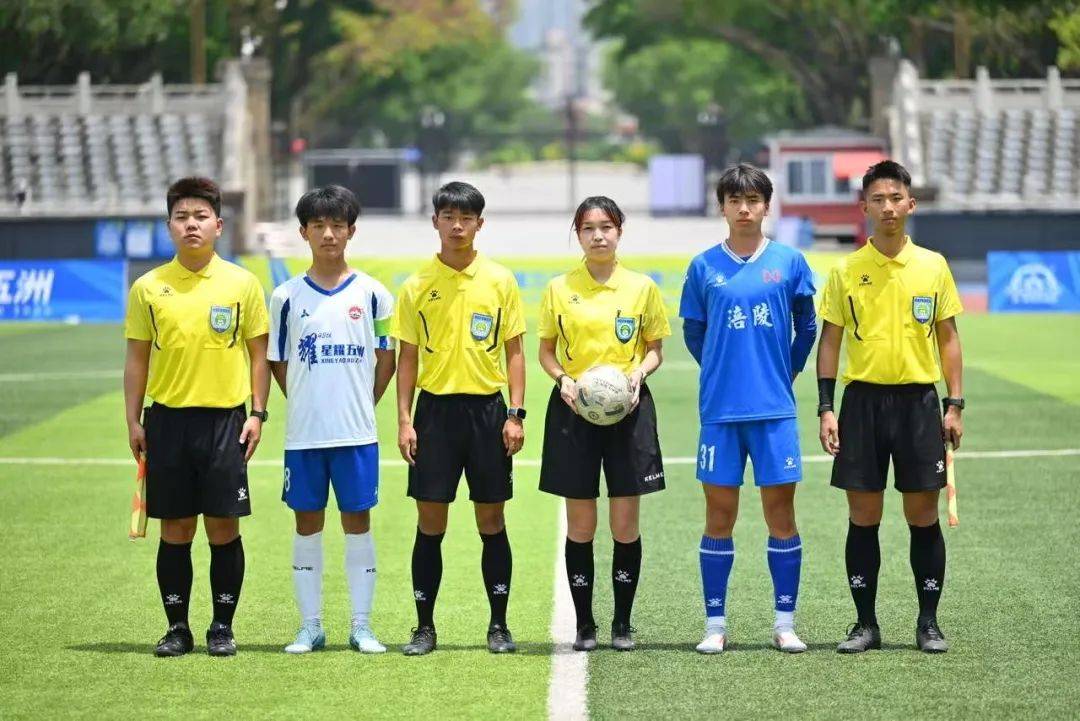 精英球队对决，争夺国内足球联赛冠军