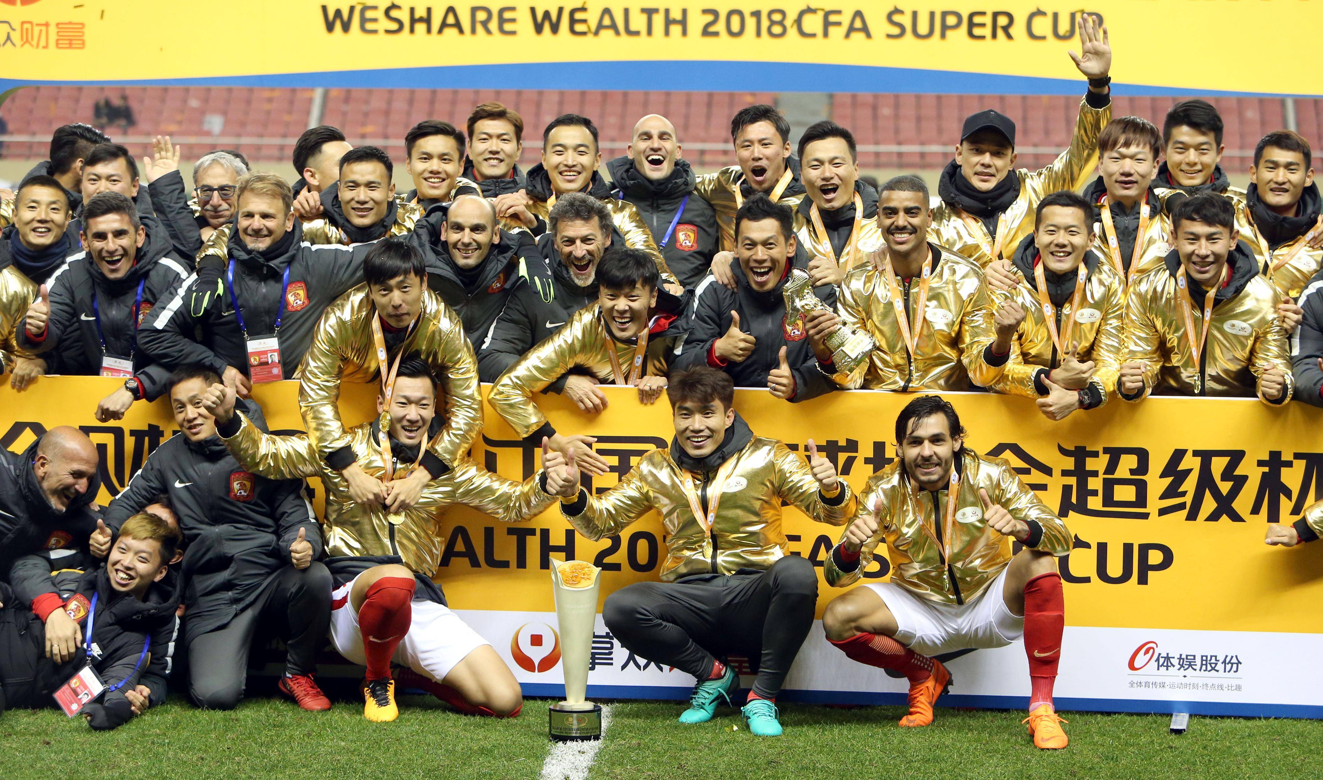 精英球队对决，争夺国内足球联赛冠军