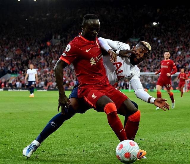 包含莱切斯特城大胜沃特福德，追赶前四集团的词条