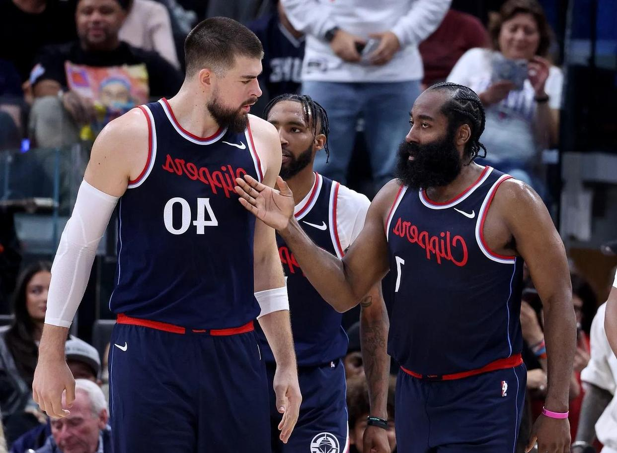 洛杉矶快船力挫对手，势不可挡