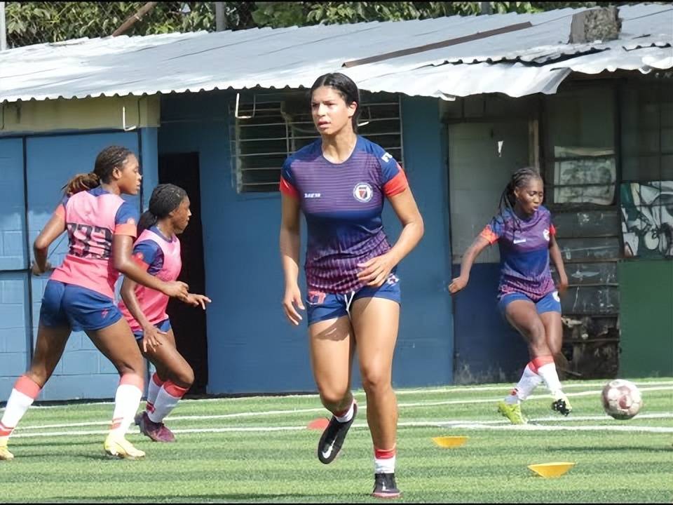 加拿大女足在比赛中遭遇了困难 加拿大女足在比赛中遭遇了困难