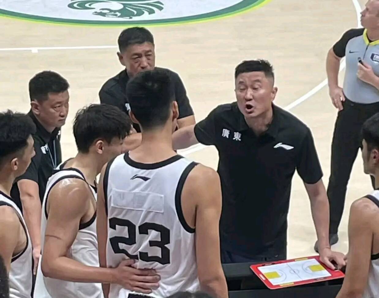 包含球队内讧事件曝光，士气受挫的词条