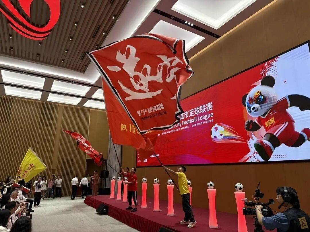 踢出激情的火花，球员们奋勇争斗，拼搏殊死