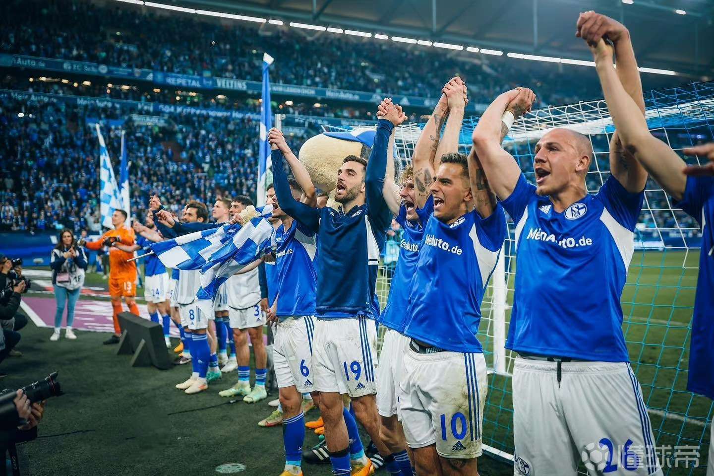 沙尔克04客场失利，保级形势严峻难解