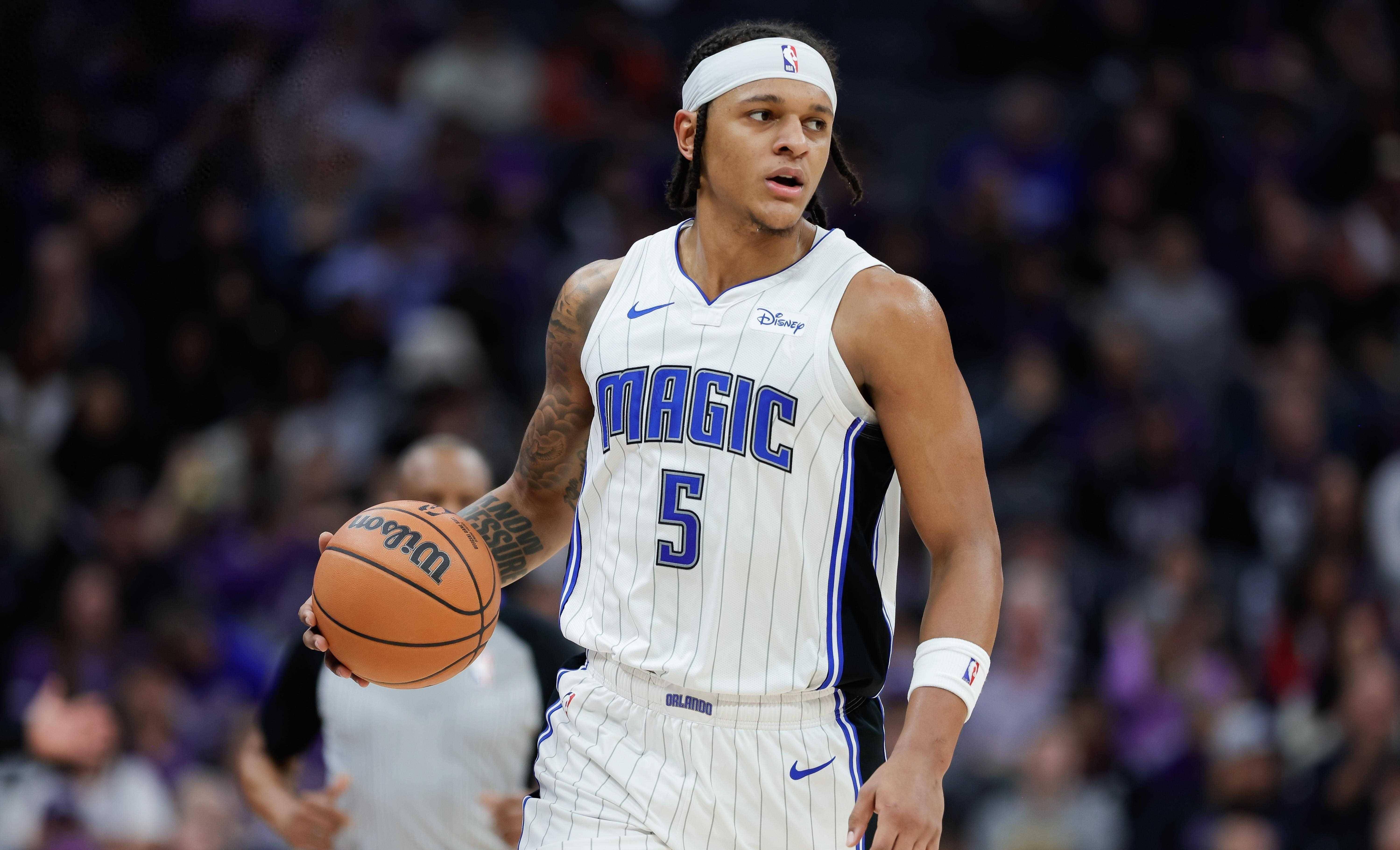 包含爵士击败猛龙，继续胜利势头的词条