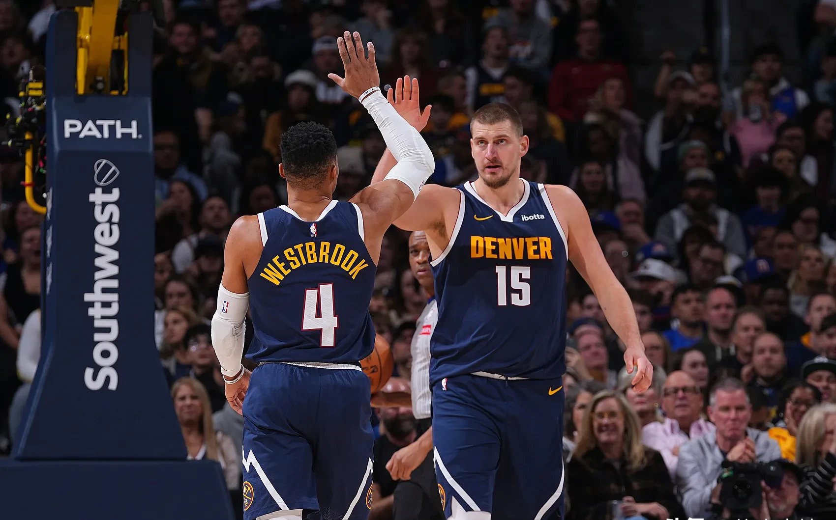 马刺战胜掘金，德罗赞状态回勇助球队获胜的简单介绍