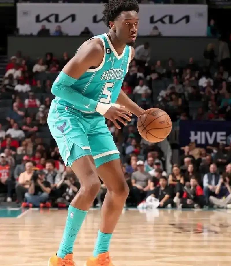 黄蜂惊险赢下公牛迎来胜利