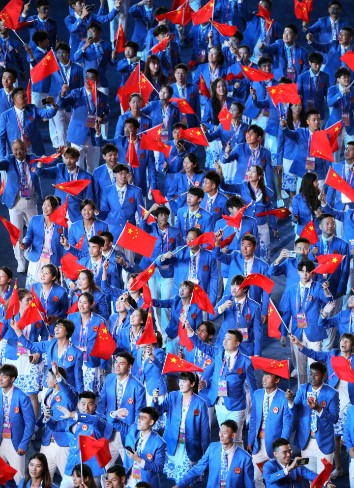 亚运会开幕式在中国杭州举行，各国代表团入场引人注目。