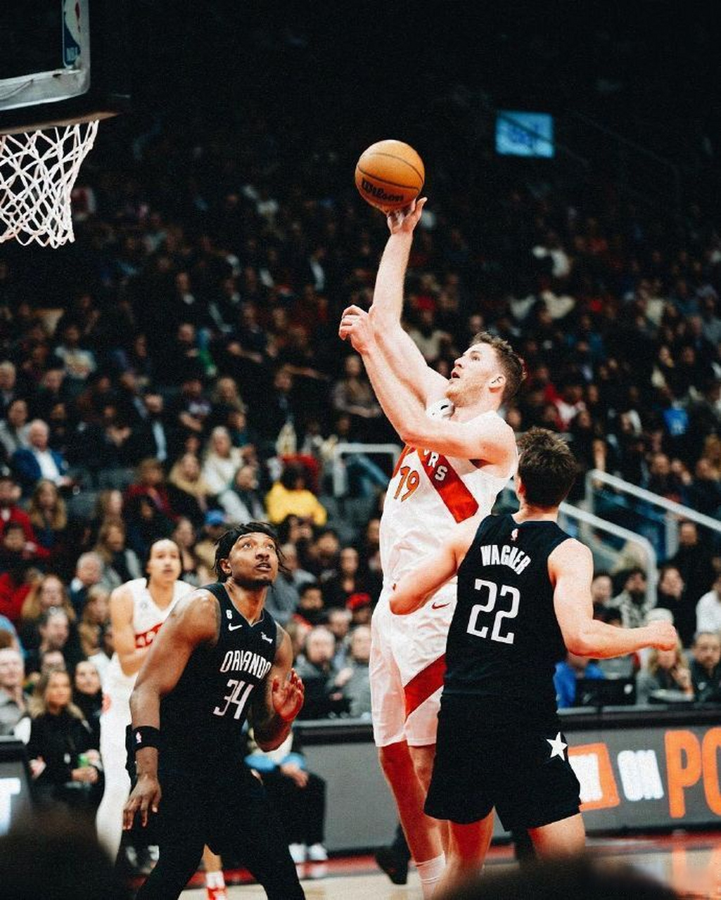 猛龙客场击败魔术，保持领先