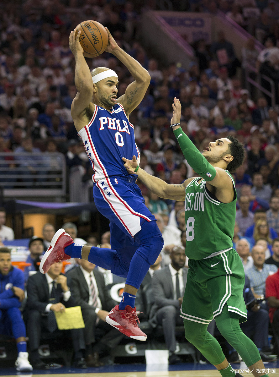 凯尔特人全队集体训练:主帅调整战术备战下一轮 凯尔特人全队集体训练:主帅调整战术备战下一轮