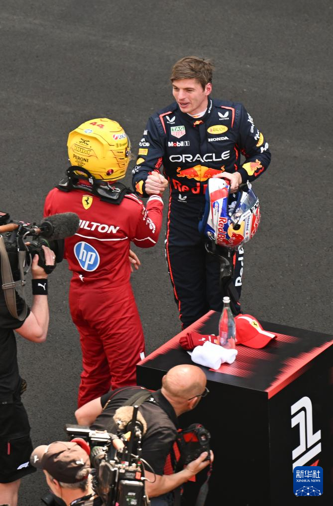 雷诺车队逆转迈凯伦，汉密尔顿带队取胜