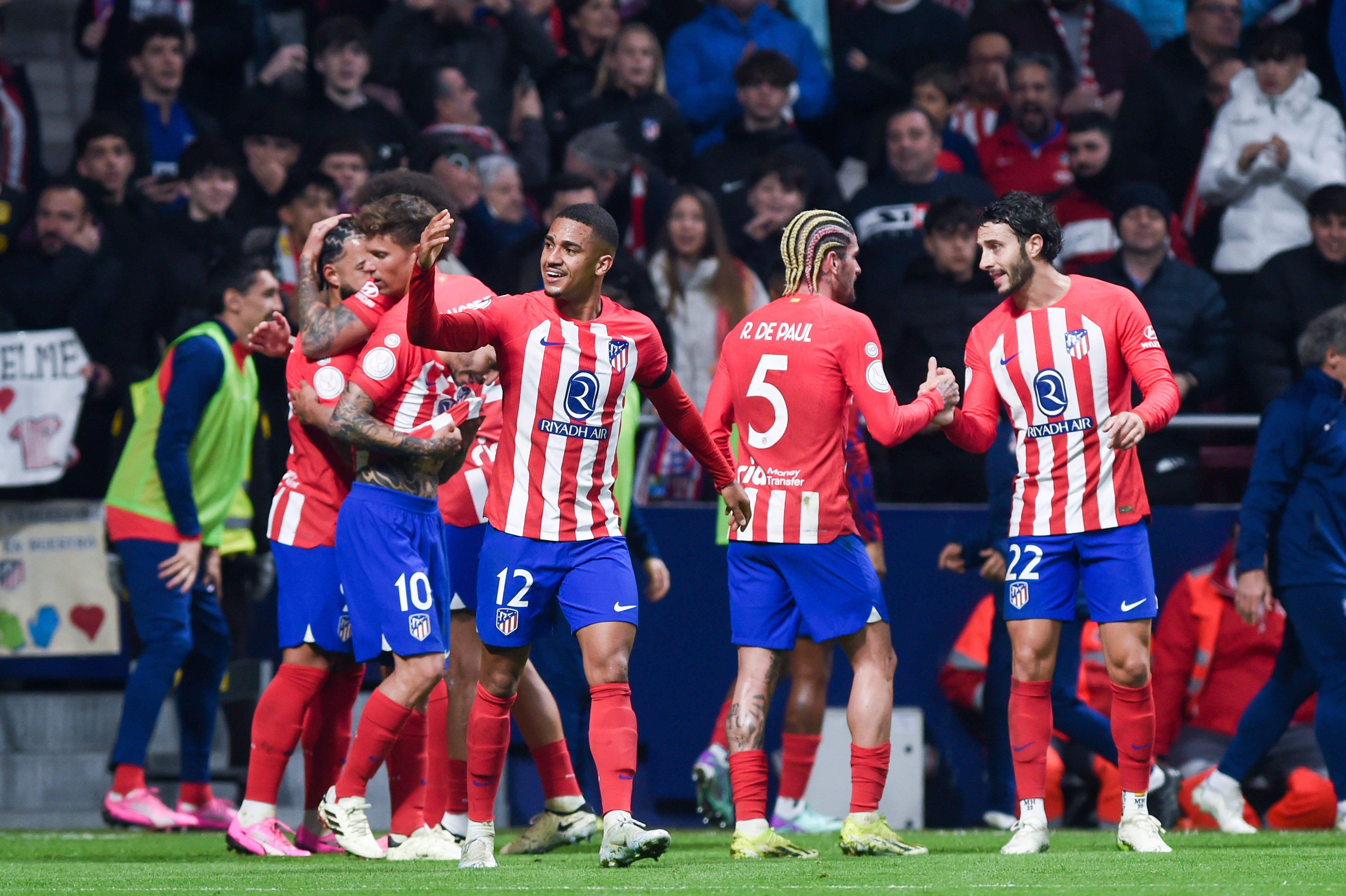 塞维利亚客场爆冷，完胜对手